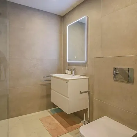 20% Discount! 2 Bedroom Vitosha View Sofía